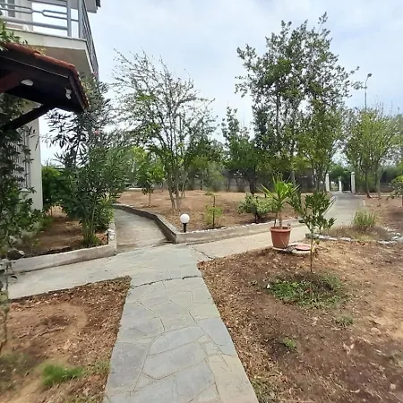 Georgia's Summer House Karianí